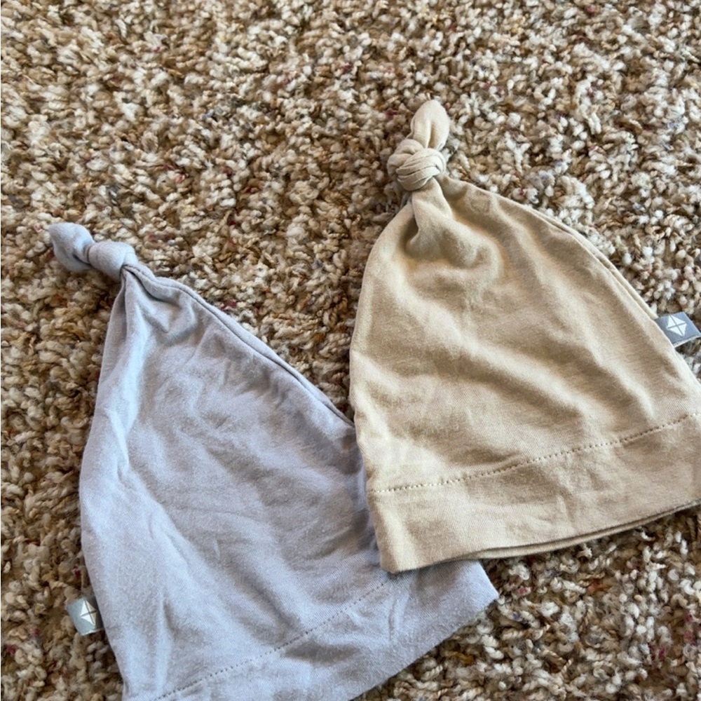 Kyte Baby Knotted Baby Beanie Set - Gray and Tan